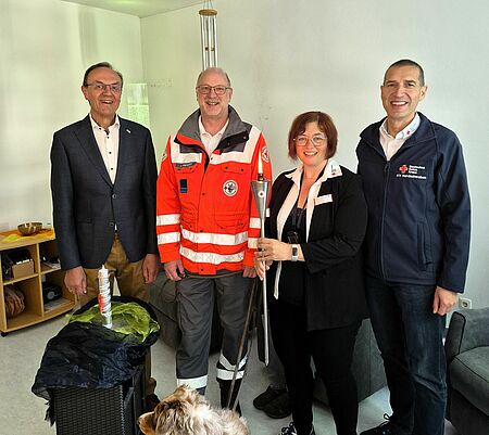 Auf dem Bild sind von links nach rechts folgende Personen zu sehen: Johann Natzer (BRK-Kreisvorsitzender), Jan Siewert (BRK-Rettungshundestaffel Nordschwaben) mit Rettungshund Miko, Diana Bader (Leitung BRK-Tagespflege), Arthur Lettenbauer (BRK-Kreisgeschäftsführer)