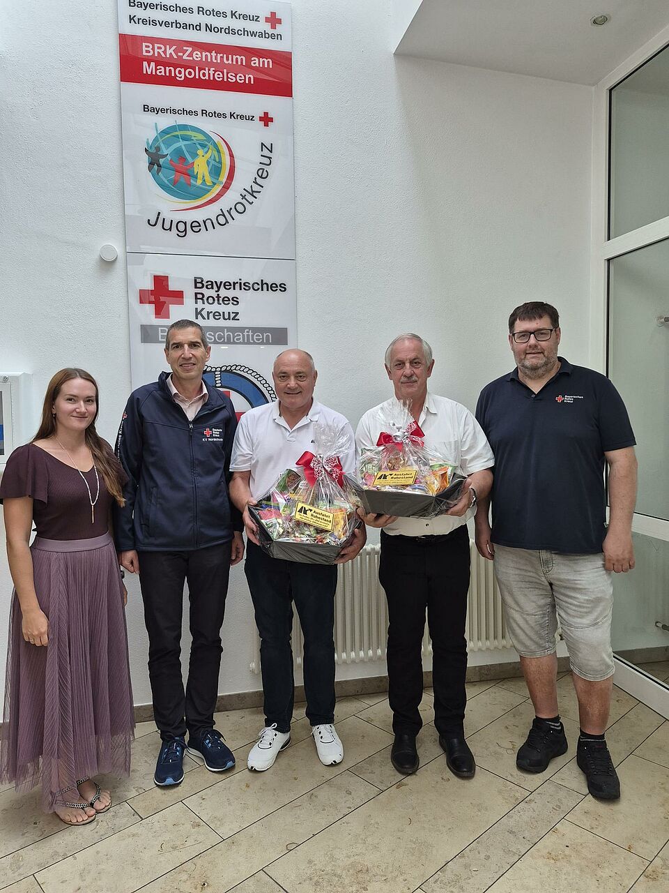 Auf dem Bild sind zu sehen von links nach rechts Sarah Schumann (SGL Personal), Arthur Lettenbauer (KGF), Arnold Volkert, Bernd Bügelsteiber, Bernd Hitzler (stv. Leiter Rettungsdienst)