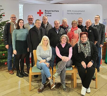 Das Bild zeigt die Mitarbeitenden, die in den Ruhestand verabschiedet wurden. 