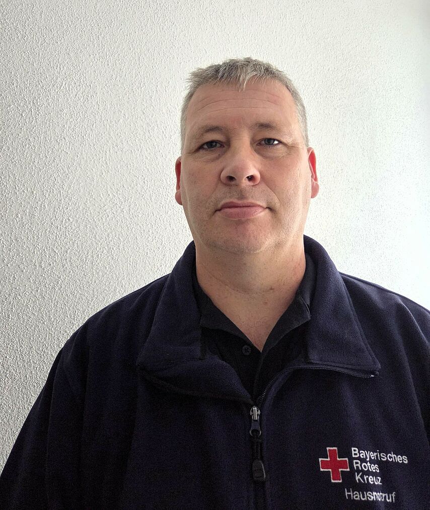 Das Bild zeigt Herrn Markus Weber. Er ist Ansprechpartner für den Hausnotruf im BRK-Kreisverband Nordschwaben 