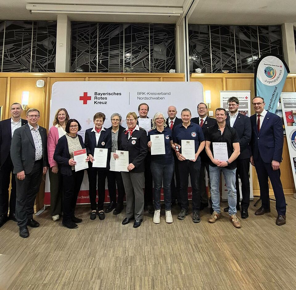 Das Bild zeigt die Ehrenamtlichen, die Ehrungen für 40 & 50 Jahre Engagement erhalten haben. 