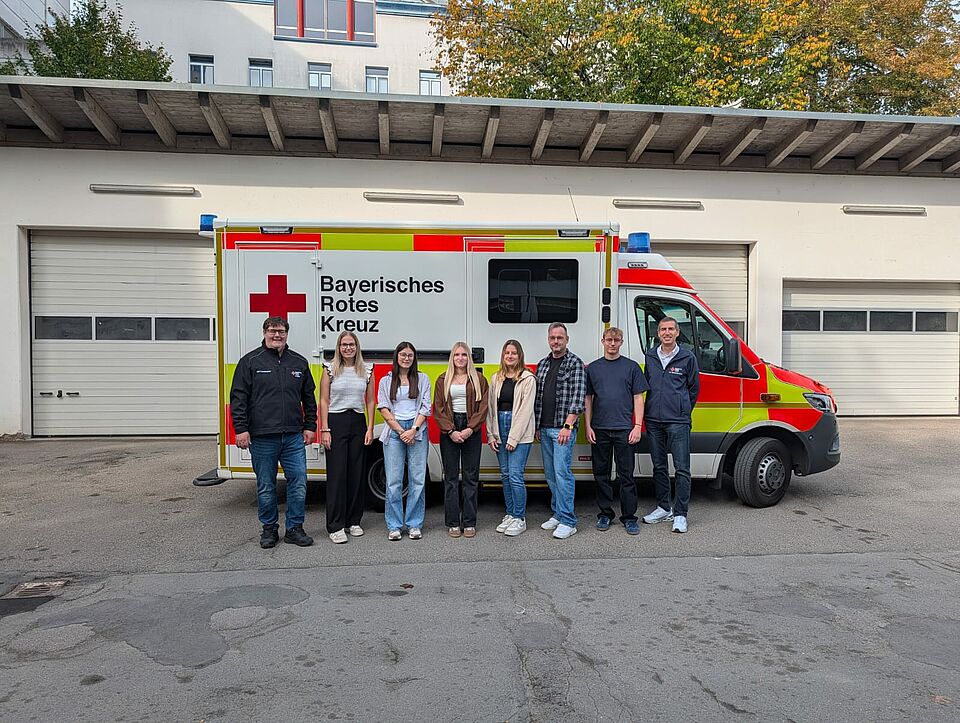 Vor einem Rettungswagen im Hof stehen v.l.n.r.: Hitzler Bernd, Roßkopf Lilly, Girard Noemi, Schubert Verena, Rauh Janina, Trollmann Michael, Schmid Lukas Leon, Lettenbauer Arthur