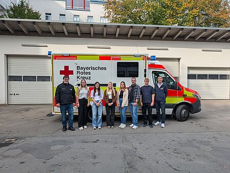 Vor einem Rettungswagen im Hof stehen v.l.n.r.: Hitzler Bernd, Roßkopf Lilly, Girard Noemi, Schubert Verena, Rauh Janina, Trollmann Michael, Schmid Lukas Leon, Lettenbauer Arthur