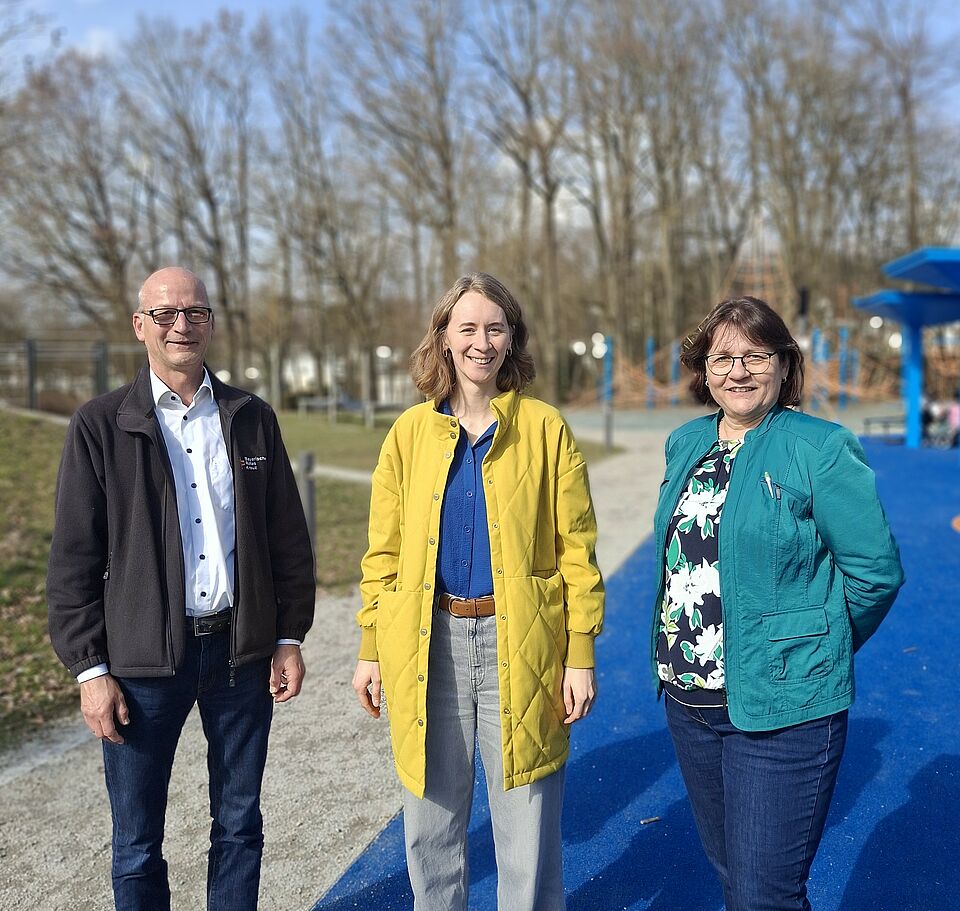 Das Bild zeigt von Martin Heilingbrunner, Eva Lettenbauer und Helga Mandlik. Die drei stehen in der Sonne nebeneinander. 