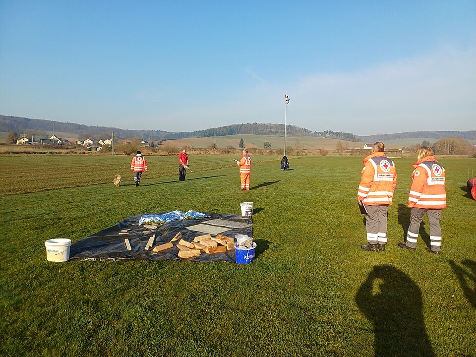 Mitglieder der Rettungshundestaffel stehen auf dem Prüfungsgelände in Wörnitzstein 