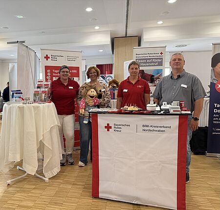 Das Bild zeigt die Mitarbeitenden des BRK-Nordschwaben an ihrem Messestand auf der Pflegemesse in Rain am Lech. 